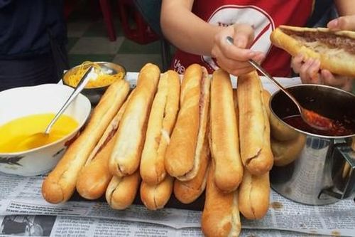 Bản tin 8H: 23 người nhập viện vì ăn bánh mì que
