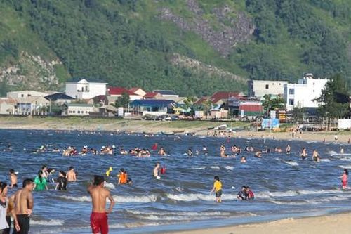 Du khách về biển Thiên Cầm 'giải nhiệt'