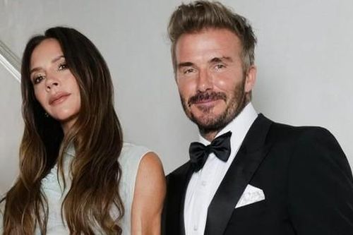 Victoria Beckham diện váy xuyên thấu, chống nạng ở sinh nhật 50 tuổi