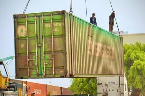 Sạt lở hầm đường sắt Bãi Gió: Vất vả trung chuyển hàng hóa dưới nắng nóng
