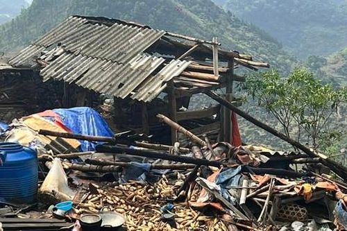 Mưa giông làm sập nhà ở Hà Giang, một bé gái tử vong
