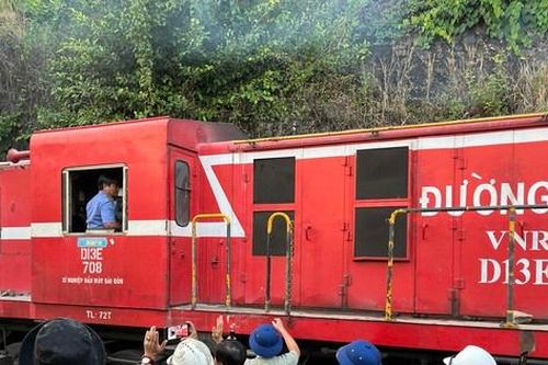 Thông tuyến đường sắt Bắc - Nam sau gần 10 ngày sạt lở hầm Bãi Gió