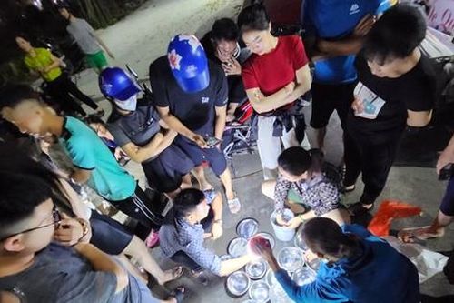 Phiên chợ đêm bán mực vừa câu từ biển lên bờ