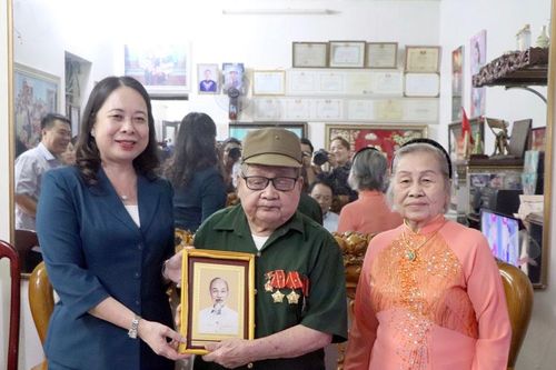Quyền Chủ tịch nước Võ Thị Ánh Xuân thăm, tặng quà chiến sĩ Điện Biên