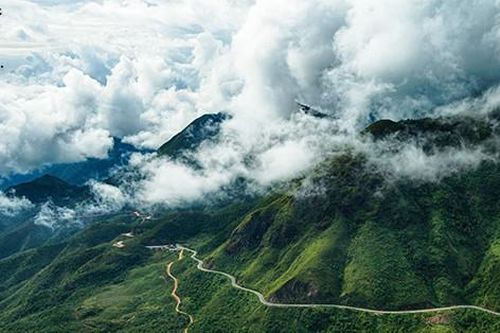 Cung đèo nổi tiếng nào của Việt Nam có tên gọi mang nghĩa 'sừng trời'?