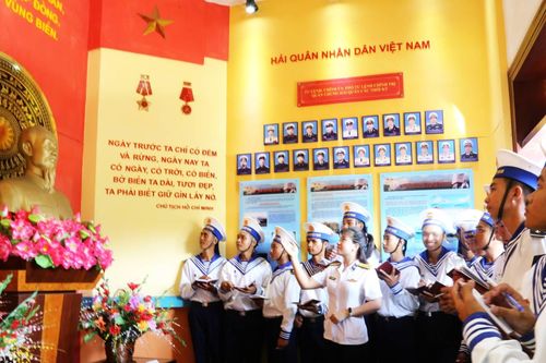 Vùng 4 Hải Quân tham quan, học tập truyền thống nhân kỷ niệm các ngày lễ lớn