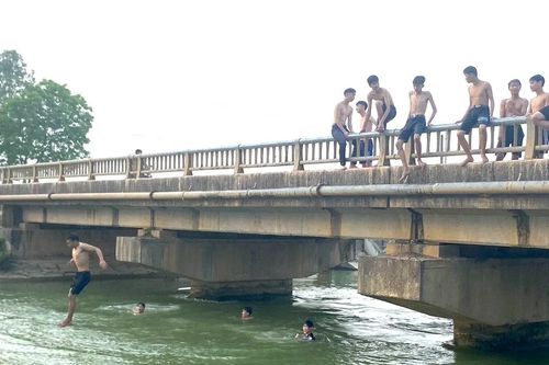 Nguy cơ đuối nước cao khi tắm trên kênh đào không mặc áo phao