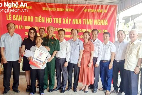 Trao 60 triệu đồng hỗ trợ xây dựng nhà tình nghĩa ở Thanh Chương