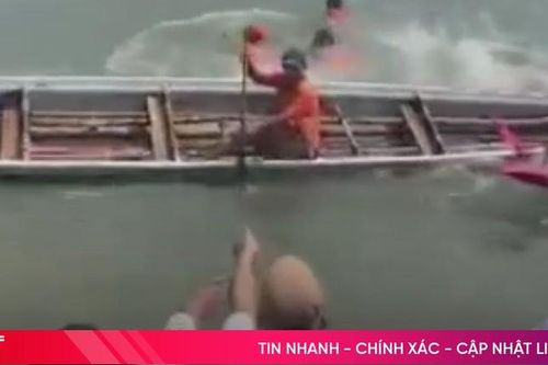 Xôn xao khán giả lấy gạch ném vận động viên rơi xuống sông tại lễ hội đua ghe