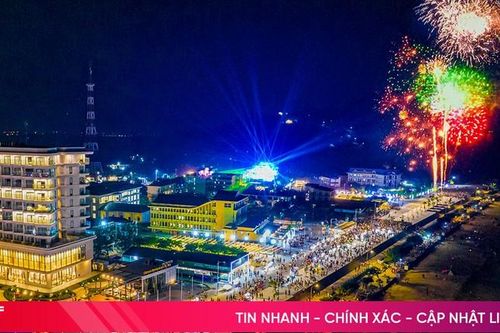 Lung linh màn pháo hoa mừng khai trương du lịch biển Hà Tĩnh