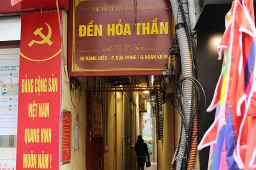 Khói huyền bay lên cây