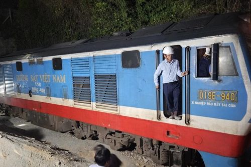 Đường sắt thông Hầm Bãi Gió sau 10 ngày xử lý sạt lở nghiêm trọng