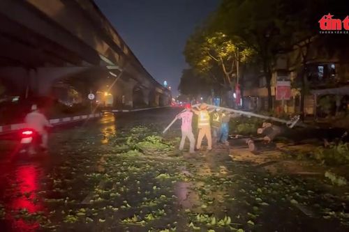 Cảnh sát giao thông Hà Nội tham gia khắc phục hậu quả mưa lớn