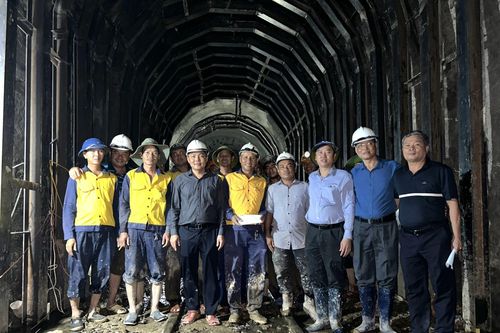 Cận cảnh thông tàu hàng, tàu khách đầu tiên qua hầm Bãi Gió