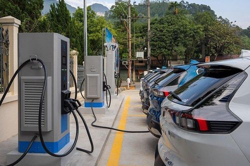Từ 5/10, trạm dừng nghỉ đường bộ phải có trạm sạc cho xe điện