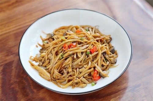Cách xào nấm đùi gà mềm ngon, thơm nức không lõng bõng nước, chẳng cần thịt vẫn hấp dẫn