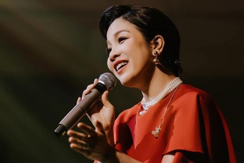 Được khán giả GenZ tặng quà đi khi diễn, diva Mỹ Linh: 'Cảm giác như hồi mới lớn đi hát'