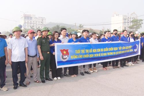 Gần 400 người tham gia tổng vệ sinh môi trường tại Khu du lịch biển Hải Hòa