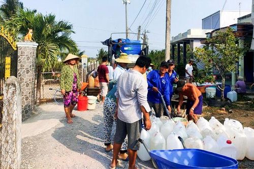 Người dân xã Long Hòa chở nước ngọt đến hỗ trợ bà con vùng hạn hán