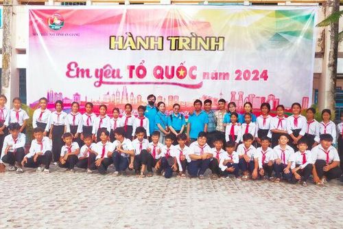 100 học sinh Trường THCS An Tức tham gia Hành trình 'Em yêu Tổ quốc Việt Nam' năm 2024