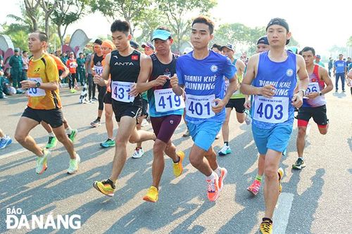 900 vận động viên tranh tài tại giải Việt dã - chạy Vũ trang truyền thống Báo Đà Nẵng lần thứ 27