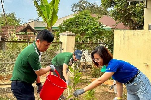 Trồng 100 cây xanh tại làng Ia Nueng