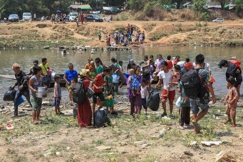 Thái Lan lập 2 lán trại để người dân Myanmar lánh nạn chiến sự