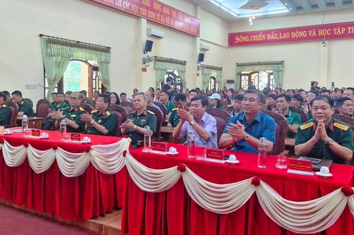 Tặng hơn 140 suất quà cho công nhân, người dân có hoàn cảnh khó khăn
