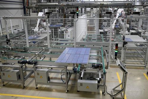 Ngành sản xuất tấm pin năng lượng mặt trời châu Âu gặp khó