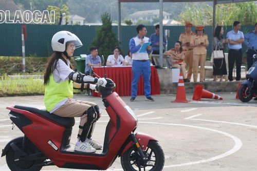 Gần 200 học sinh thi lý thuyết, thực hành điều khiển xe gắn máy