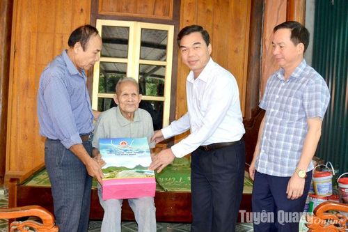 Đồng chí Trưởng Ban Tổ chức Tỉnh ủy tặng quà Chiến sỹ Điện Biên tại huyện Na Hang