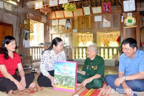 Đồng chí Ma Thị Thúy thăm, tặng quà chiến sỹ Điện Biên huyện Chiêm Hóa