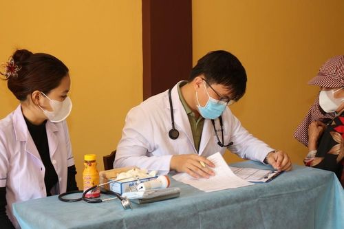 Khám bệnh, tặng quà đến các hộ có hoàn cảnh khó khăn tại thiền viện Trúc Lâm Chánh Thiện