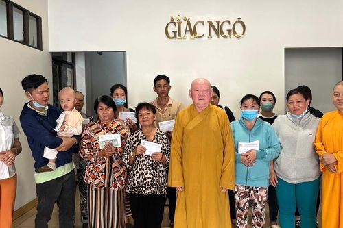 Ban Từ thiện xã hội báo Giác Ngộ trao 135 triệu đồng của bạn đọc ủng hộ bệnh nhân nghèo