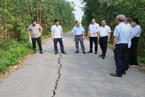 Vĩnh Phúc: Chỉ đạo xử lý khẩn cấp tình trạng nứt mặt đê Cà Lồ - Nam Viêm