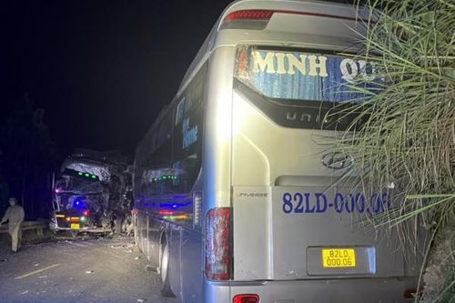 Ôtô khách va chạm xe tải trong đêm, 2 người thương vong