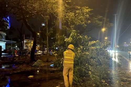 Công an Hà Nội ứng trực xuyên đêm khắc phục hậu quả mưa lớn
