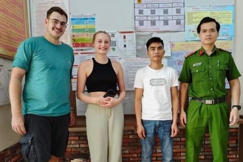 Công an phường Bãi Cháy trao trả lại tài sản cho du khách người nước ngoài
