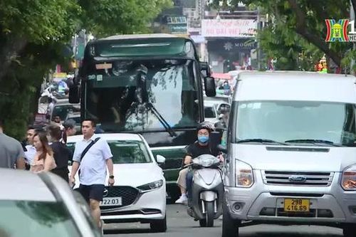 Lộn xộn xe dừng đỗ ở phố cổ