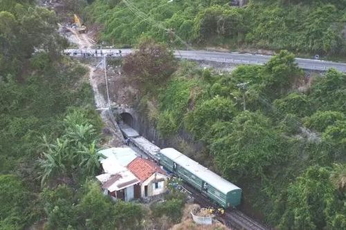 Thông đường sắt qua hầm Bãi Gió sau 10 ngày gián đoạn