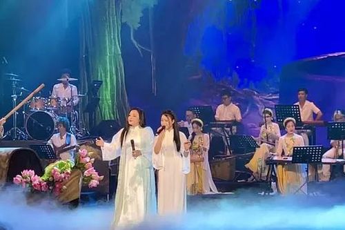 Quán quân THHN 2023 hát về quê hương cùng NSƯT Tố Nga