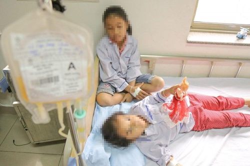 Những đứa trẻ phải sống nhờ máu người khác