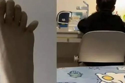 Mẹ tức giận, tự đá gãy ngón chân khi dạy con học bài
