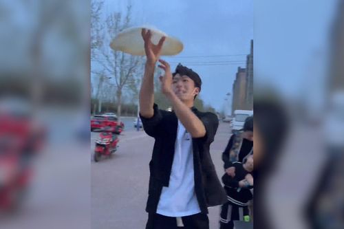Kinh ngạc người bán bánh trổ tài ném bột theo vòng cung