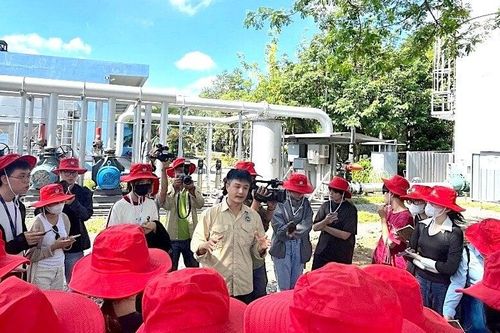 Sinh viên Fulbright Việt Nam tham quan khu xử lý rác lớn nhất TP.HCM