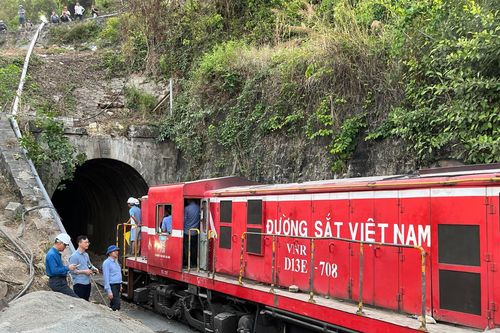 Thông hầm đường sắt Bãi Gió sau hơn 9 ngày bị sạt lở