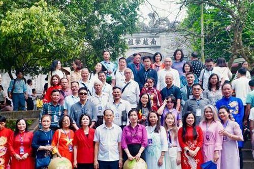 Đoàn kiều bào tham dự Giỗ Tổ Hùng Vương 2024
