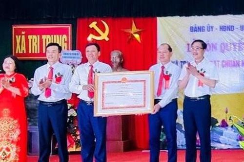 Tri Trung đón Quyết định công nhận Xã đạt chuẩn nông thôn mới kiểu mẫu