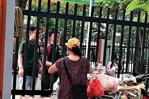 Quản lý hoạt động kinh doanh thực phẩm trước cổng trường: Không phải 'chuyện vặt'