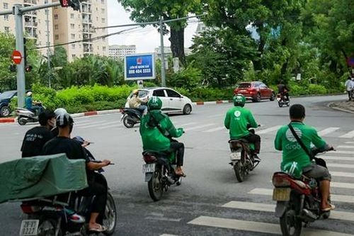 Xe buýt và xe công nghệ vi phạm giao thông ở Hà Nội 'liệu hồn'